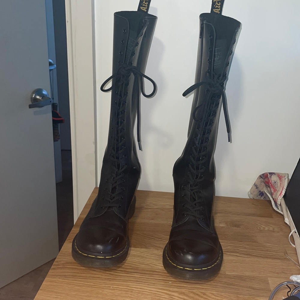 Dr Marten 1B60 LEATHER KNEE HIGH BOOTS.